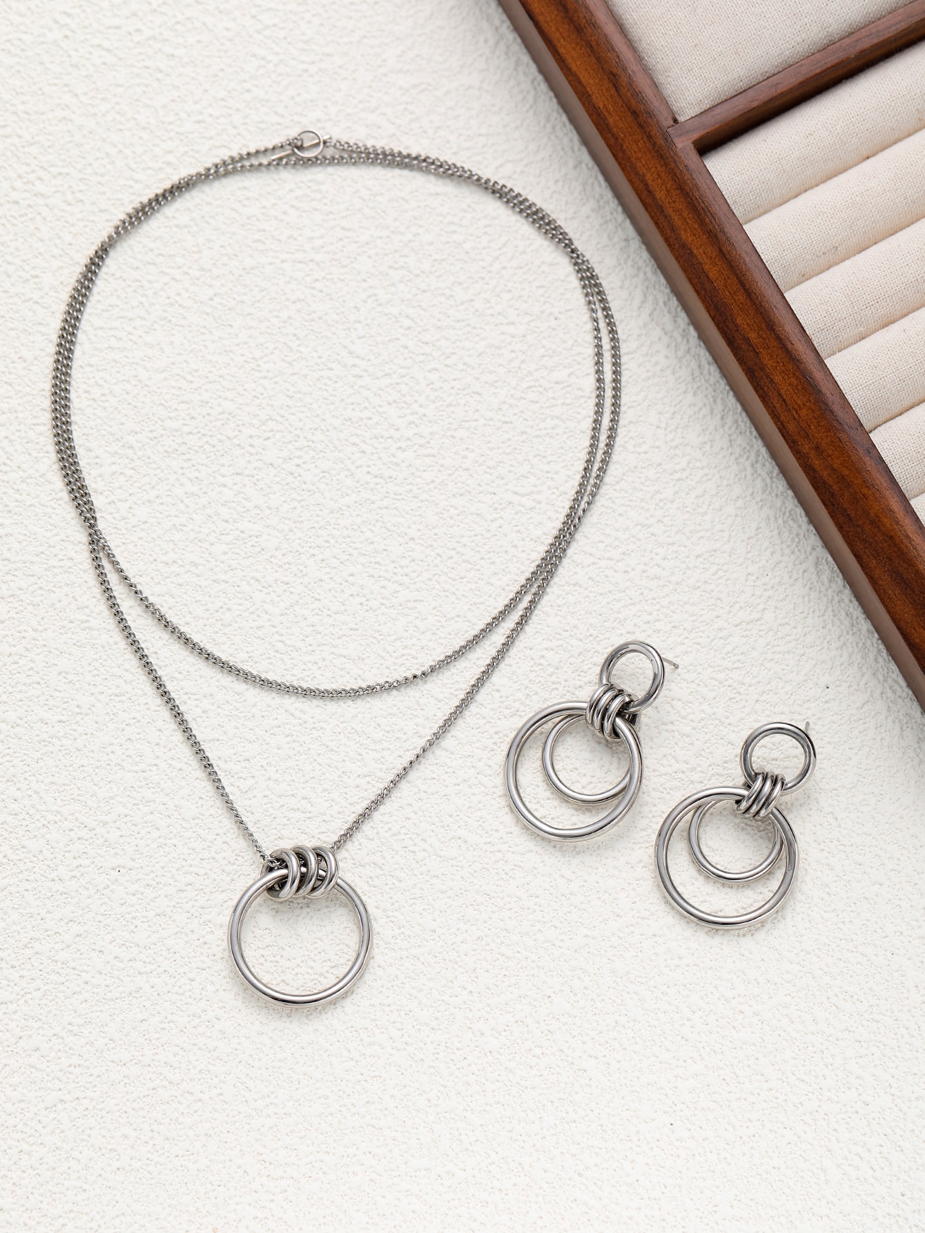 Minimalistiskt smyckeset med sammanlänkade ringar