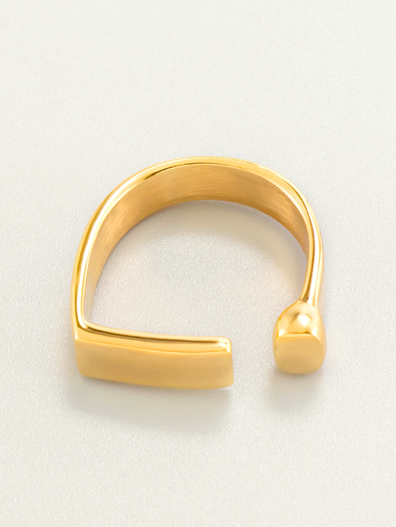 Modekreativt designad ring i rostfritt stål i D-form