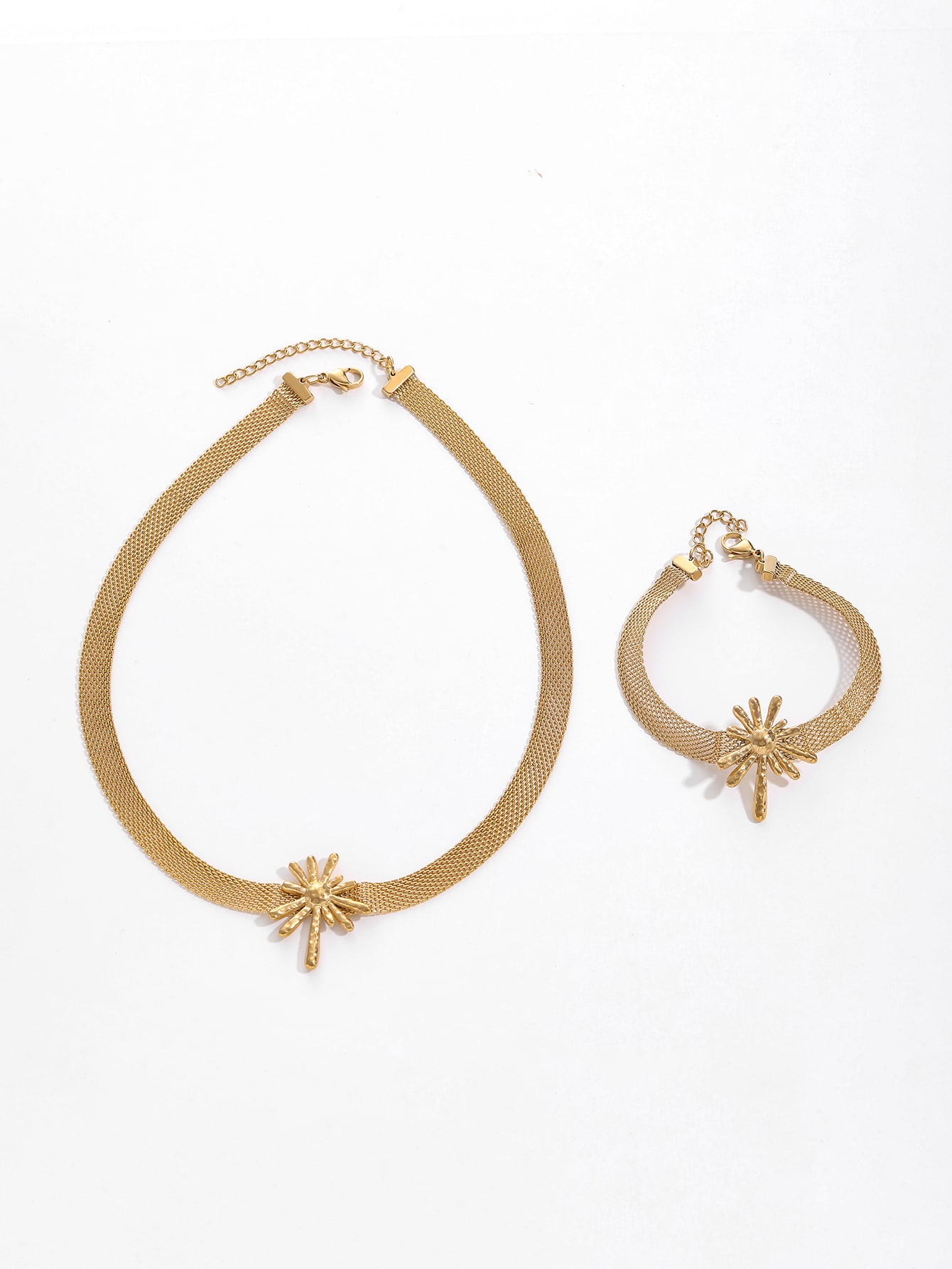 Halsband och armband i guld med palmglöd