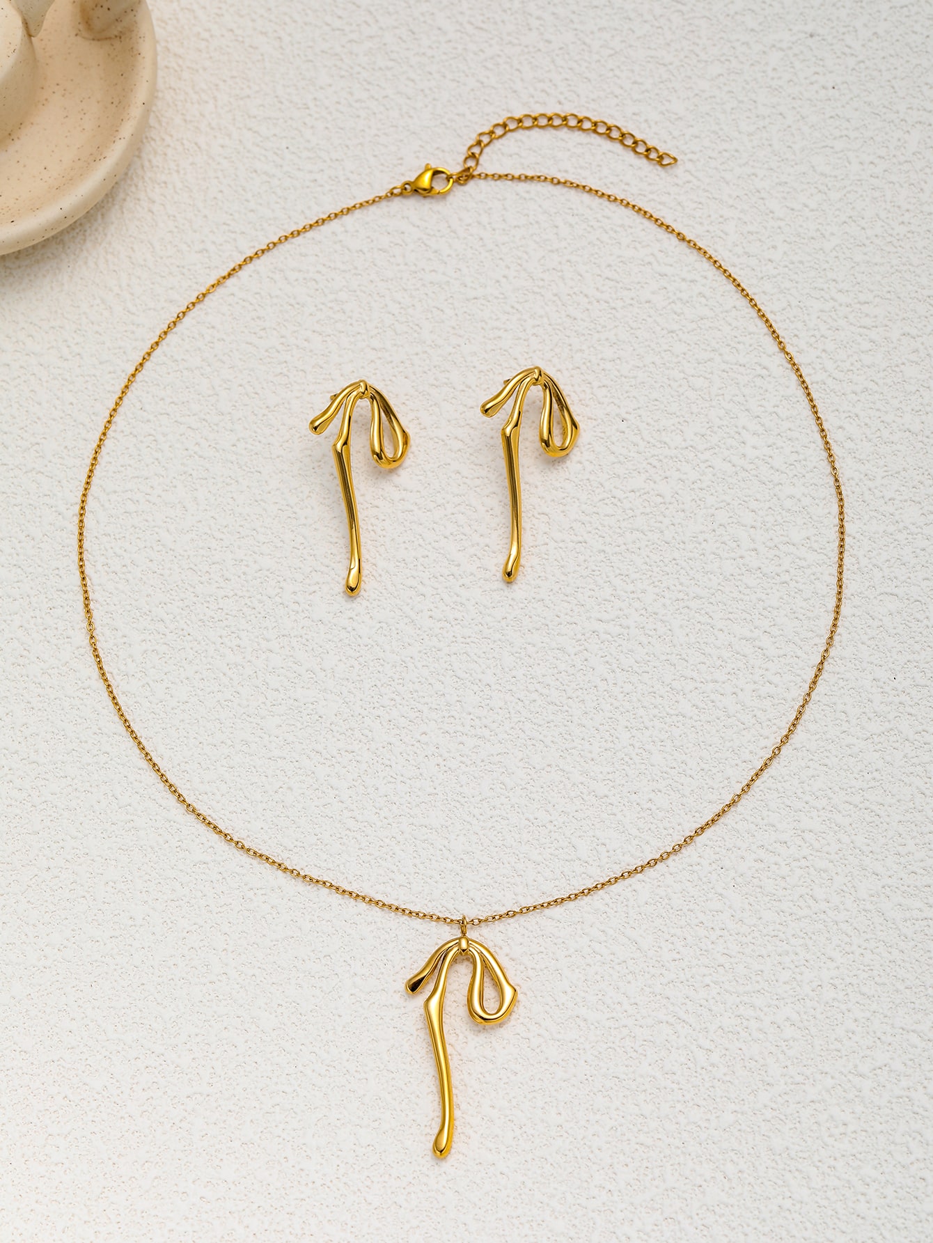 Set med guldörhängen och halsband