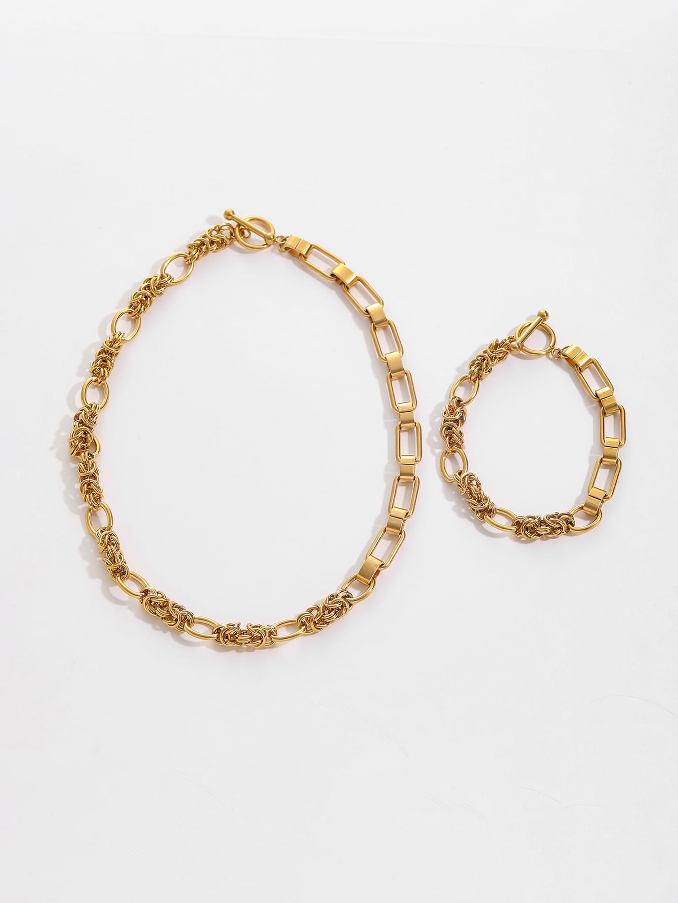 Set med flätat guldhalsband och armband